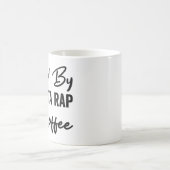 ギャングの叩く音およびコーヒーによって燃料を供給される コーヒーマグカップ (中央)