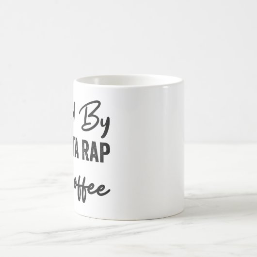 ギャングの叩く音およびコーヒーによって燃料を供給される コーヒーマグカップ (中央)