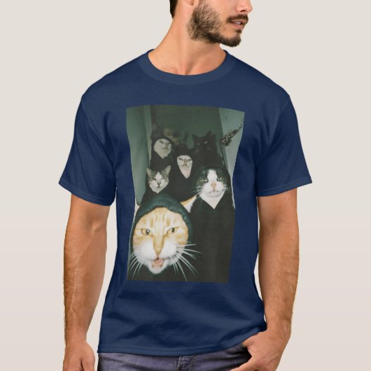 ギャング猫のハグに見入る顔 おもしろ猫ギャング ミーム fr tシャツ (正面)