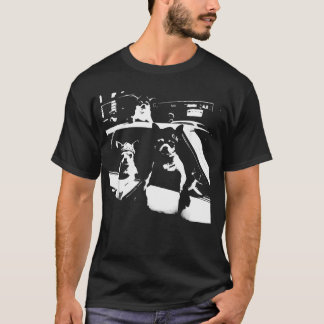 ギャング風チワワの運転するドッグ・カーの面白Tシャツ Tシャツ