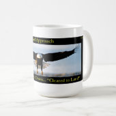 ギヤ・ダウン。 折り返し。 白頭鷲を上陸させるために取り除かれる コーヒーマグカップ (正面右)