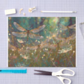 ギラギラした朝の牧草地、目まいがするようなトンボ 薄葉紙 (クラフト)