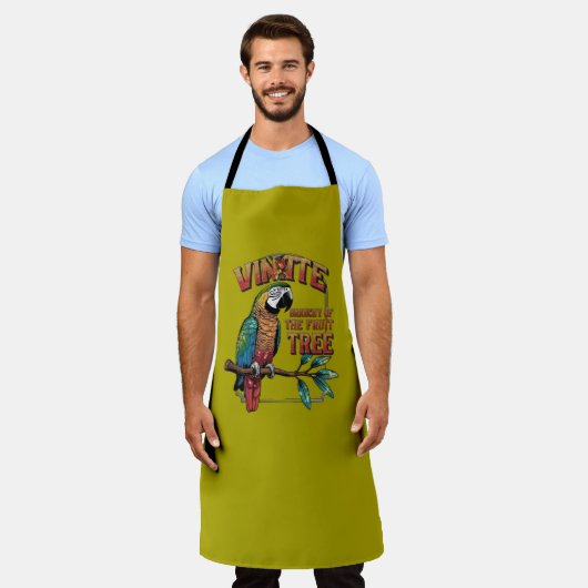 ギラギラの羽クラシック：枝の上のオウム エプロン (着用した状態)