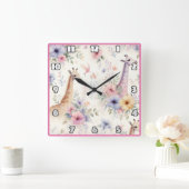 ギラフェスは明るいアフリカの開花を通り抜ける スクエア壁時計 (ホーム)