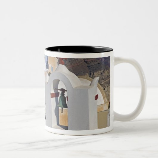 ギリシャとギリシャの島サントリーニの町のオイア5 ツートーンマグカップ (右)