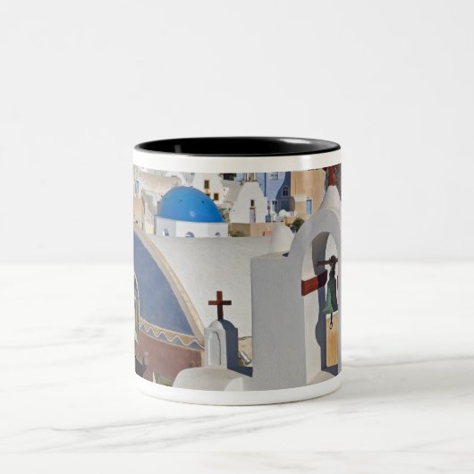 ギリシャとギリシャの島サントリーニの町のオイア5 ツートーンマグカップ (中央)