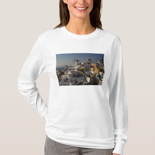 ギリシャとサントリーニ島のオイアの町 Tシャツ (正面)
