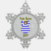 ギリシャのエンジェル国旗の茶色パーソナライズされた髪 スノーフレークピューターオーナメント (正面)