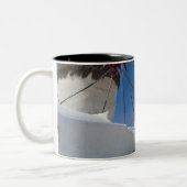 ギリシャのキクラデス諸島の島、Mykonosの古い風車 ツートーンマグカップ (左)