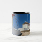 ギリシャのキクラデス諸島の島、Mykonosの古い風車 ツートーンマグカップ (中央)