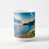 ギリシャのコルフ、パラアイオカストリッサの海岸線ビュー コーヒーマグカップ (中央)