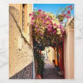 ギリシャのサントリーニにある風光明媚な路地 ワインラベル (シングルラベル)