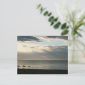 ギリシャのビーチ上空の朝の空景写真 ポストカード (スタンド正面)