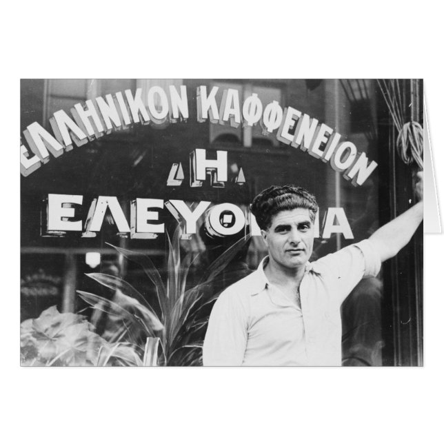 ギリシャの喫茶店の所有者1937年 (正面横)