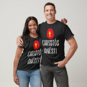 ギリシャの復活祭の赤い卵と十字架の模様 Christos anesti Tシャツ (ユニセックス)