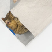 ギリシャの村の白い階段に多くの猫 フリースブランケット (角)