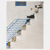 ギリシャの村の白い階段に多くの猫 フリースブランケット (正面)