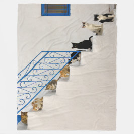 ギリシャの村の白い階段に多くの猫 フリースブランケット