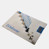 ギリシャの村の白い階段に猫がたくさんいる ドアマット (アングル)