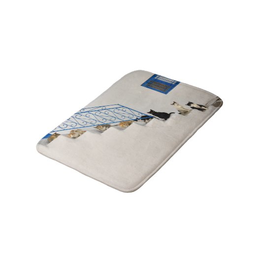 ギリシャの村の白い階段に猫がたくさんいる バスマット (アングル)