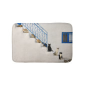 ギリシャの村の白い階段に猫がたくさんいる バスマット (正面)