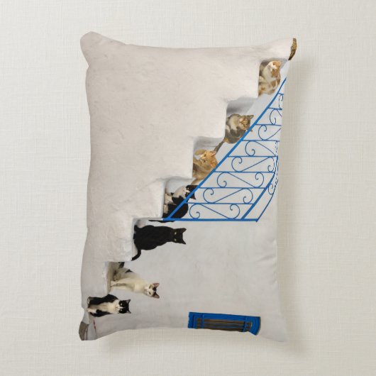 ギリシャの村の白い階段に猫がたくさん アクセントクッション (裏面(縦))