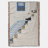 ギリシャの村の白い階段に猫がたくさん スローブランケット (正面縦)