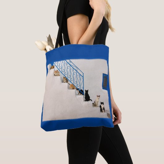 ギリシャの村の白い階段に猫がたくさん トートバッグ (クローズアップ)