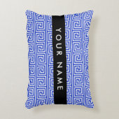 ギリシャの蛇行鍵ブルー、お名前、パーソナライズ アクセントクッション (正面(垂直))