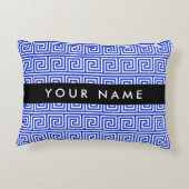 ギリシャの蛇行鍵ブルー、お名前、パーソナライズ アクセントクッション (裏面)