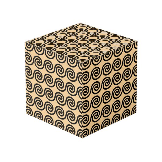 ギリシャの蛇行鍵波パターンブラウン フォトキューブ (正面アングル)