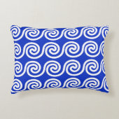 ギリシャの蛇行鍵波パターンブルー アクセントクッション (正面)