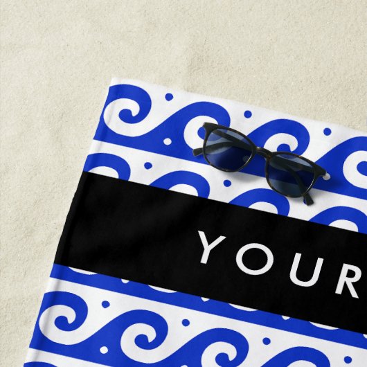 ギリシャの蛇行鍵、波の鍵、青、名前 ビーチタオル (インサイチュ)