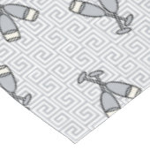 ギリシャの鍵の祝賀会の乾杯　シルバー＆ホワイト テーブルクロス (アングル)