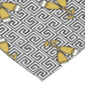 ギリシャの鍵パターンのお祝いトースト - ゴールド、ブラック＆ホワイト テーブルクロス (アングル)