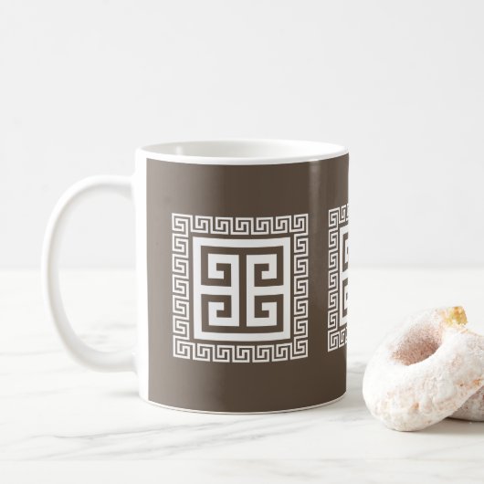 ギリシャの鍵模様 白と茶色のデザイン コーヒーマグカップ (ドーナツ)