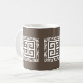 ギリシャの鍵模様 白と茶色のデザイン コーヒーマグカップ (正面左)