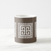 ギリシャの鍵模様 白と茶色のデザイン コーヒーマグカップ (中央)