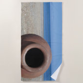 ギリシャ伝統的語テラコッタポットオンビーチ ビーチタオル (正面)