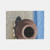 ギリシャ伝統的語テラコッタポットオンビーチ フリースブランケット (正面(横))