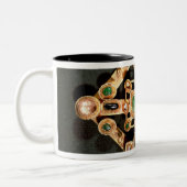 ギリシャ十字の形のブローチ ツートーンマグカップ (左)