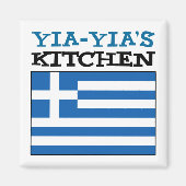 ギリシャ国旗を持つYia-Yiaのキッチン マグネット (正面)