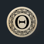 ギリシャ文字の手紙のΘ 缶バッジ<br><div class="desc">クラシカルで、モダンな型枠では、ギリシャ文字にアルファからのオメガに24の手紙が、あります。 ここに示されているΘはギリシャ文字の第8手紙です。 このデザインは薄い色の選択の虹と取り替えられるかもしれない老化させたペーパー背景に示されます。</div>