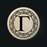 ギリシャ語アルファベット文字ガンマ 缶バッジ<br><div class="desc">そのクラシカルと型枠でモダンは、ギリシャ語アルファベットは24文字を持ち、アルファからオメガ。ガンマは、ここに示されているギリシャ語アルファベットの3番目の文字である。このデザインは古い紙の背景に提示され、それは光の色の選択肢の虹に置き換えることができる。</div>