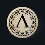 ギリシャ語アルファベット文字ラムダ 缶バッジ<br><div class="desc">そのクラシカルと型枠でモダンは、ギリシャ語アルファベットは24文字を持ち、アルファからオメガ。ここに示すラムダは、ギリシャ語アルファベットの11番目の文字である。このデザインは古い紙の背景に提示され、それは光の色の選択肢の虹に置き換えることができる。</div>