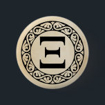 ギリシャ語アルファベット文字Xi 缶バッジ<br><div class="desc">そのクラシカルと型枠でモダンは、ギリシャ語アルファベットは24文字を持ち、アルファからオメガ。習氏、ここに示されている、ギリシャ文字の14番目の文字である。このデザインは古い紙の背景に提示され、それは光の色の選択肢の虹に置き換えることができる。</div>