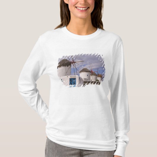 ギリシャ諸島のミコノス島の風車 Tシャツ (正面)