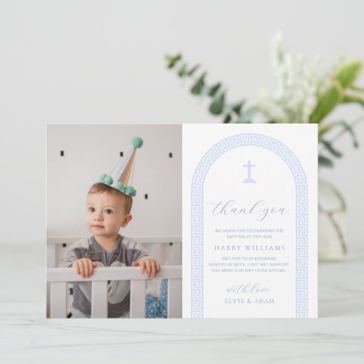 ギリシャ鍵ホワイトブルーフォトバプテスマサンキューカード 招待状 (スタンド正面)