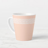 ギリシャ鍵メイストライプンダー淡い色のオンオイスターピンク カフェラテマグ (左アングル)