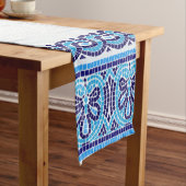 ギリシャ風モザイクタイルオーナメント – ブルーシェード ショートテーブルランナー (インサイチュ)